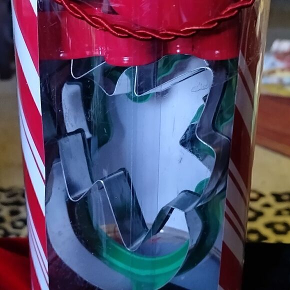 WILTON Christmas COOKIE CUTTERS Set of 10 . RED METAL in Tube - Picture 6 of 7